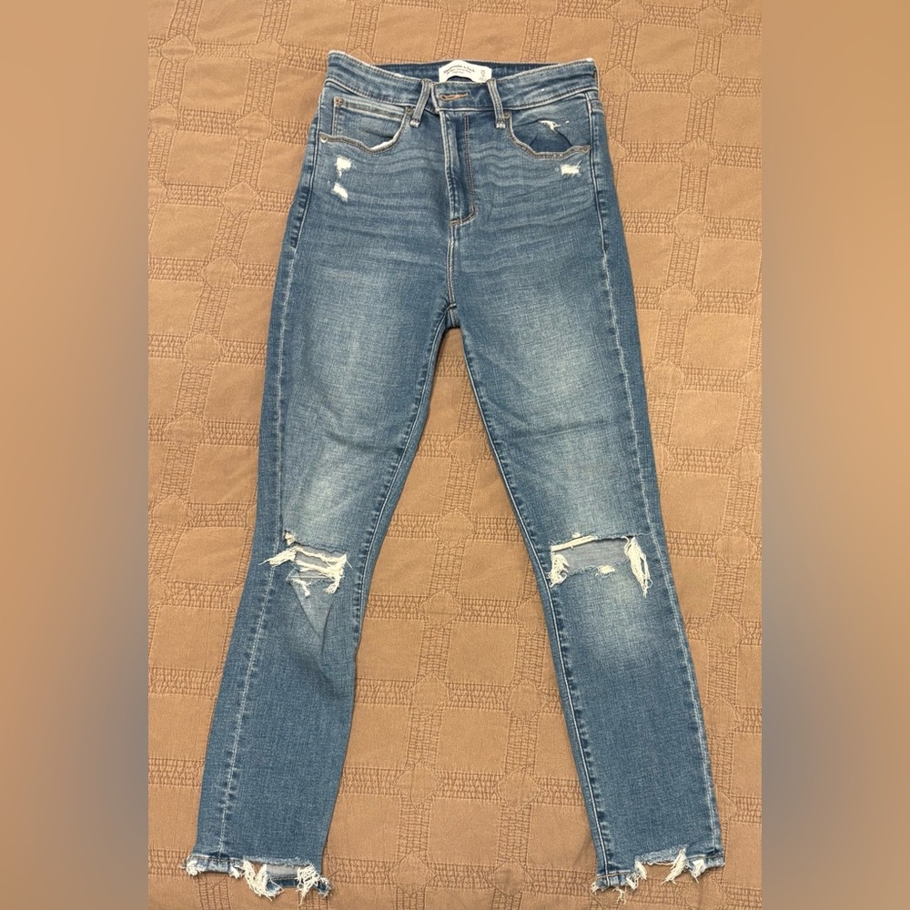 ABERCROMBIE & FITCH - Distressed Jeans